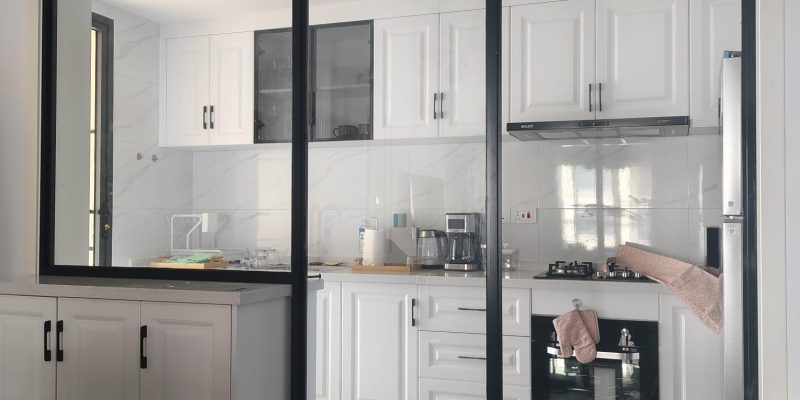 Kitchen partitioning with aluminium